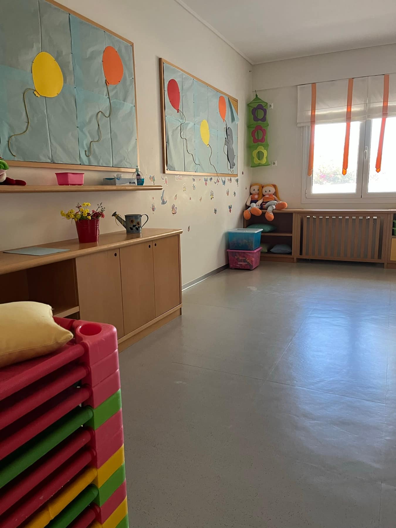 Αίθουσα δραστηριοτήτων με πίνακες μπαλονιών